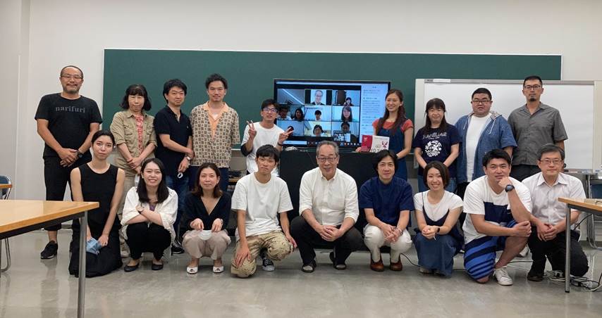 �l, ����, �ʐ^, �|�[�Y ���܂܂�Ă���摜

�����I�ɐ������ꂽ����