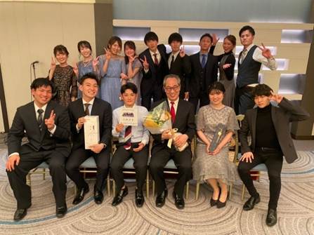 �X�[�c�𒅂��j���̃O���[�v

�����x�̐��x�Ŏ����I�ɐ������ꂽ����