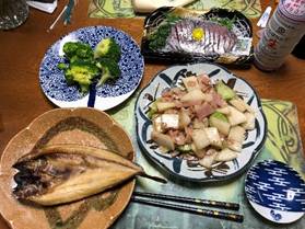 �M�̏�ɂ��鐔��ނ̐H��

�����I�ɐ������ꂽ����