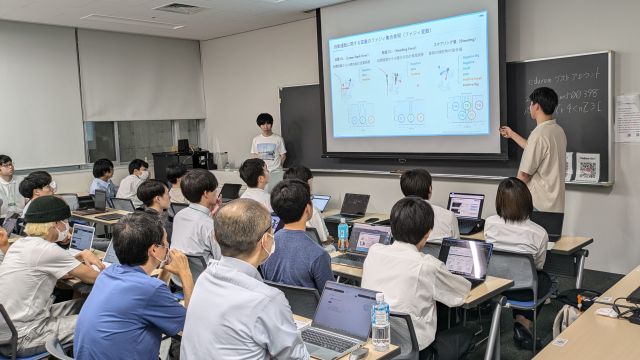 ファジィ制御について説明している菖蒲池君（右）
